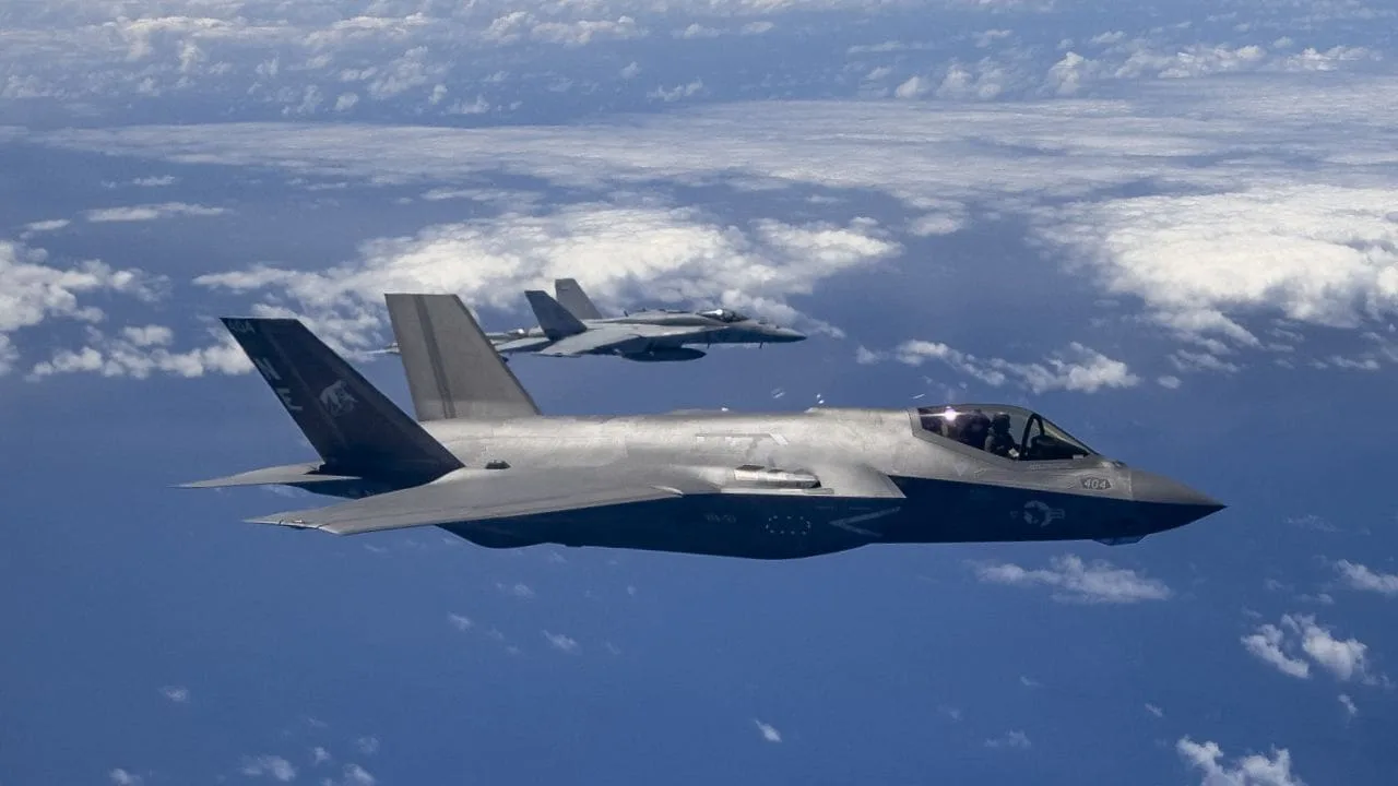 Cazas estadounidenses interceptan un avión espía ruso en proximidad al portaaviones Carl Vinson en el Pacífico