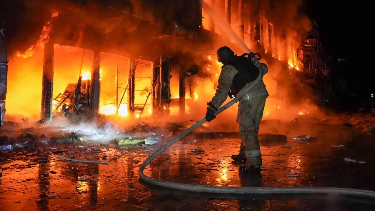 Rusia incrementa los ataques con drones en Ucrania mientras la inteligencia de EE.UU. desmiente las afirmaciones de Trump sobre Kursk