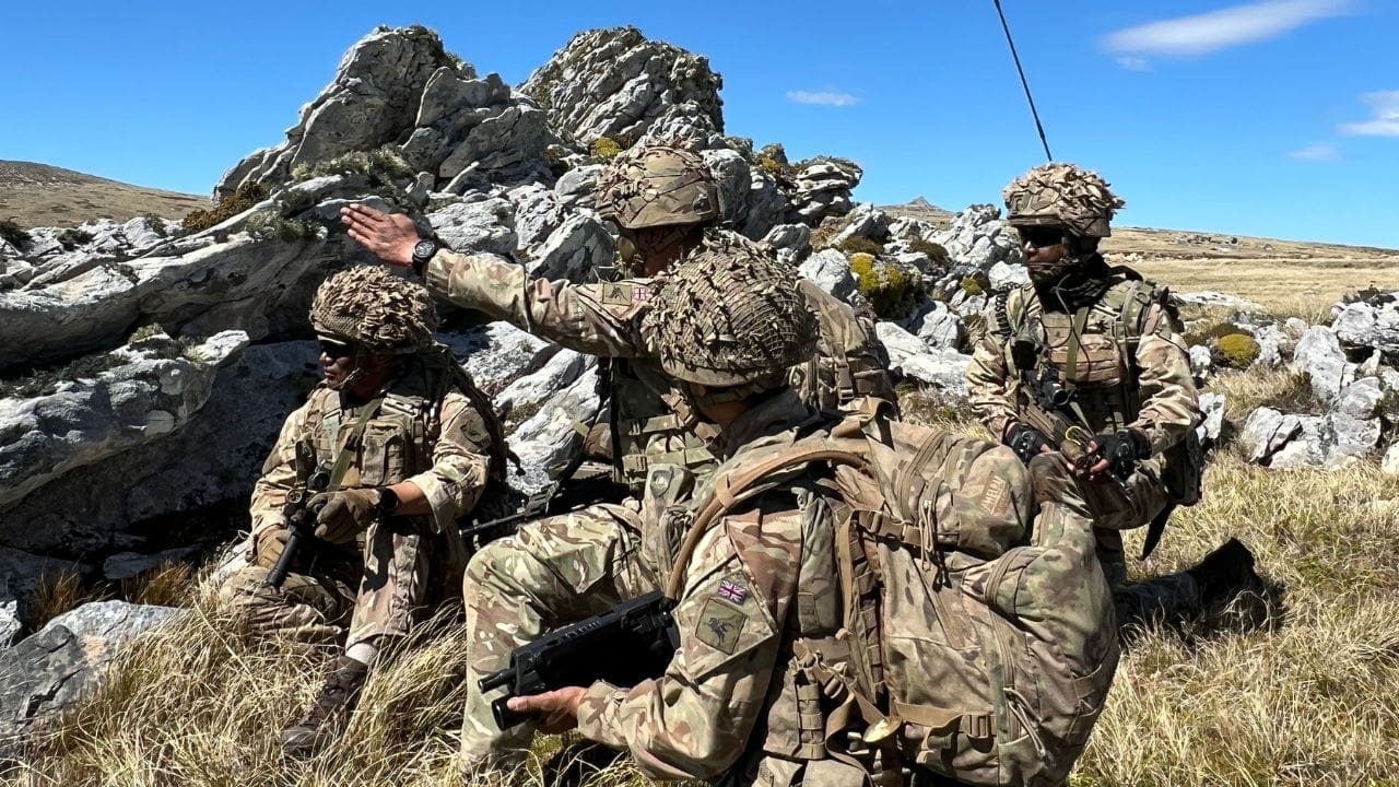 Reino Unido refuerza los ejercicios militares en las Islas Malvinas con maniobras de búsqueda y rescate (SAR) y el despliegue de tropas Gurkhas