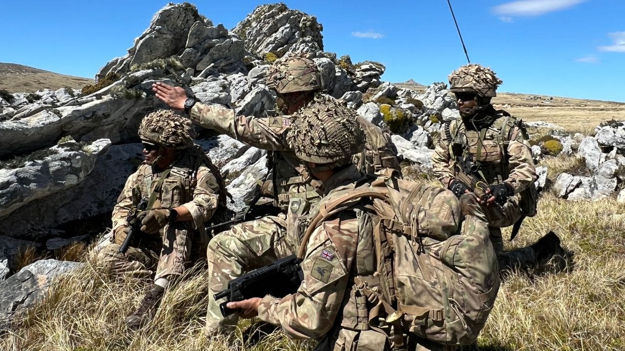 Reino Unido intensifica su presencia militar en las Islas Malvinas con un ejercicio a gran escala y el despliegue de unidades Gurkhas