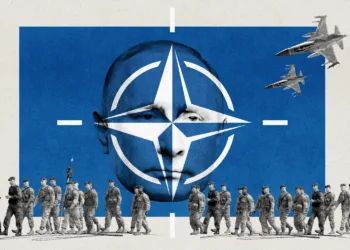 Soldados de la OTAN desfilan con una imagen de Putin observándolos