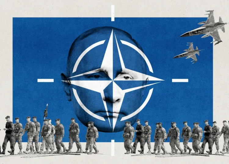 Soldados de la OTAN desfilan con una imagen de Putin observándolos