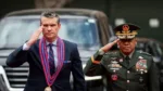 Pete Hegseth, Secretario de Defensa de EE.UU. (izquierda), junto a Romeo Brawner Jr., efe del Estado Mayor del Ejército filipino (derecha), en Manila. Créditos: Reuters/Lisa Marie David