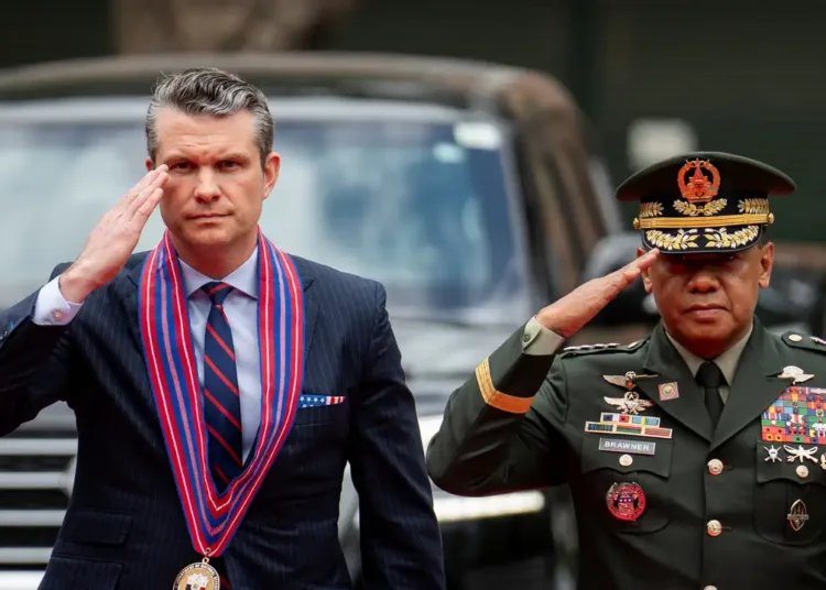 Pete Hegseth, Secretario de Defensa de EE.UU. (izquierda), junto a Romeo Brawner Jr., efe del Estado Mayor del Ejército filipino (derecha), en Manila. Créditos: Reuters/Lisa Marie David