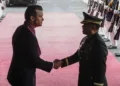 Pete Hegseth, Secretario de Defensa de los Estados Unidos, y el Jefe del Estado Mayor de las Fuerzas Armadas de Filipinas, el General Romeo Brawner, se dan la mano a la llegada de Hegseth al Cuartel General de las Fuerzas Armadas de Filipinas. Créditos: AP Photo/Gerard Carreon