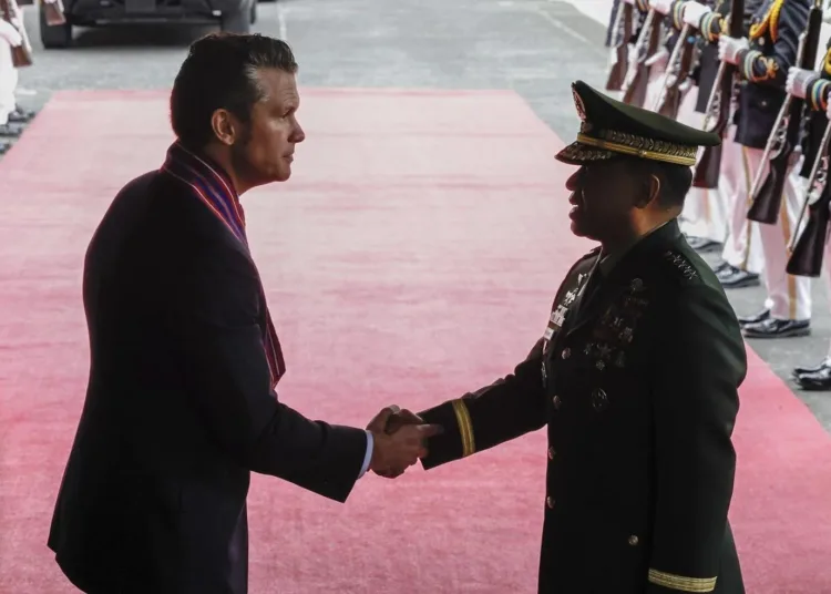 Pete Hegseth, Secretario de Defensa de los Estados Unidos, y el Jefe del Estado Mayor de las Fuerzas Armadas de Filipinas, el General Romeo Brawner, se dan la mano a la llegada de Hegseth al Cuartel General de las Fuerzas Armadas de Filipinas. Créditos: AP Photo/Gerard Carreon