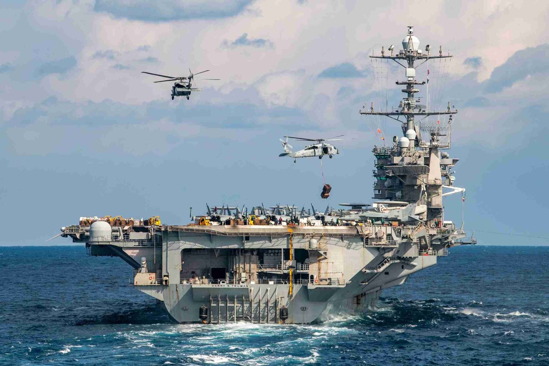 El grupo de ataque del portaaviones USS Truman entra en operaciones de combate contra las fuerzas hutíes