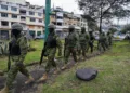 Militares participan en un operativo de control ayer, en Quito (Ecuador). EFE/ José Jácome
