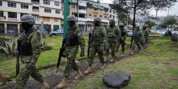 Militares participan en un operativo de control ayer, en Quito (Ecuador). EFE/ José Jácome