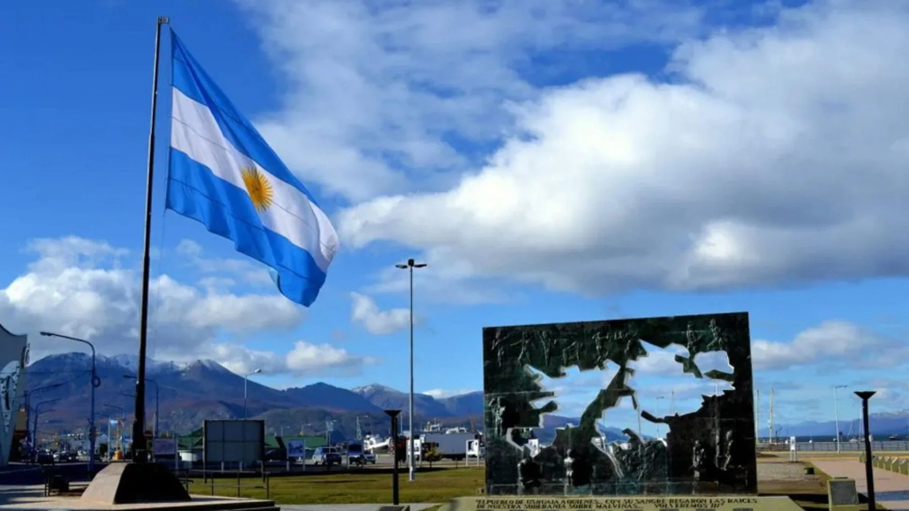Youtuber colombiano visita Malvinas e iza la bandera argentina