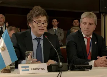 NOTICIAS ARGENTINAS BAIRES 
DICIEMBRE 6: El presidente 
Javier Milei participa de la 
Cumbre de Líderes del Mercosur 
que se realiza Montevideo y en 
la que Argentina asumirá la 
presidencia \"pro tempore\" del 
bloque regional.FOTO: Captura/NA