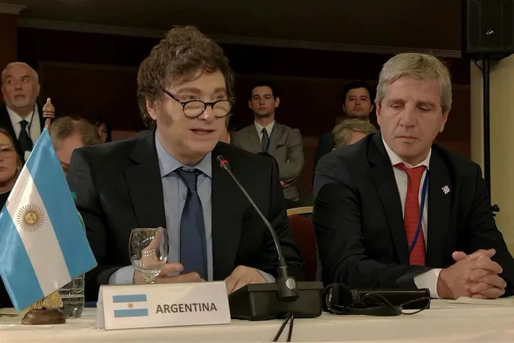 NOTICIAS ARGENTINAS BAIRES 
DICIEMBRE 6: El presidente 
Javier Milei participa de la 
Cumbre de Líderes del Mercosur 
que se realiza Montevideo y en 
la que Argentina asumirá la 
presidencia \"pro tempore\" del 
bloque regional.FOTO: Captura/NA