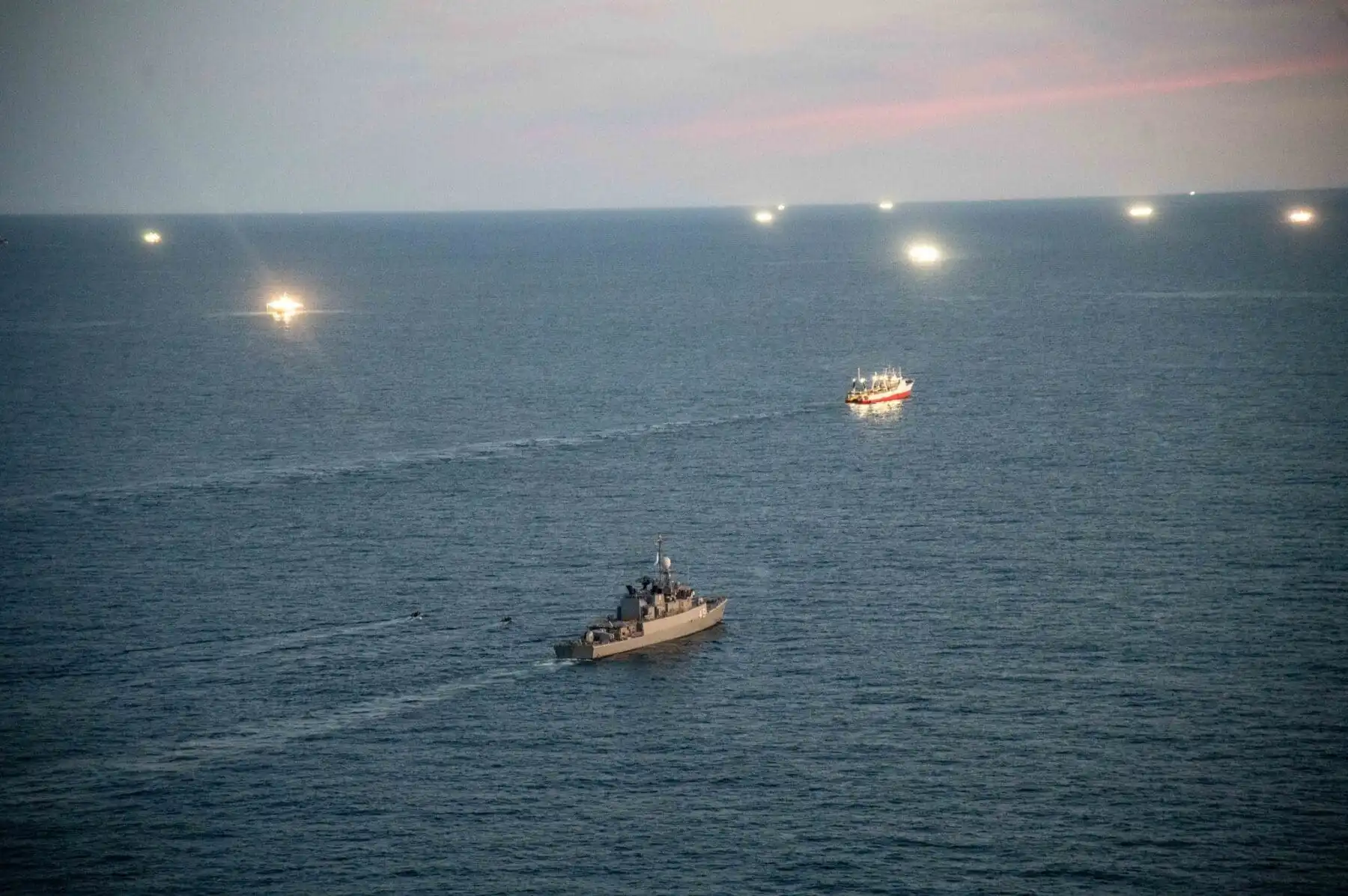 China utiliza banderas de Camerún o Vanuatu para camuflar sus pesqueros que operan cerca de la milla 200 en Argentina