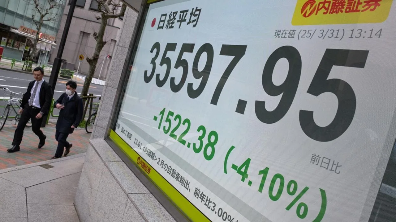 La bolsa de Tokio se desploma más de 4% tras anuncio de aranceles por parte de Trump a la industria automotriz