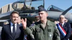 El presidente francés, Emmanuel Macron (i), habla con militares franceses en la base aérea de Luxeuil-Saint-Sauveur, en Saint-Sauveur, Francia, el 18 de marzo de 2025. (Ludovic Marin/POOL/AFP vía Getty Images)