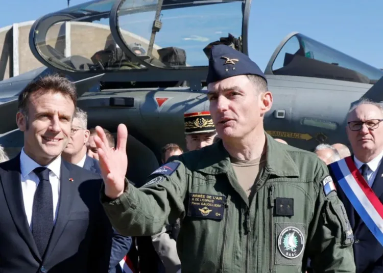 El presidente francés, Emmanuel Macron (i), habla con militares franceses en la base aérea de Luxeuil-Saint-Sauveur, en Saint-Sauveur, Francia, el 18 de marzo de 2025. (Ludovic Marin/POOL/AFP vía Getty Images)
