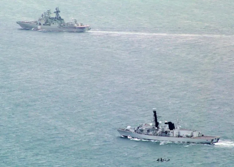 El HMS Somerset de cerca con el Severomorsk y el Wildcat en el aire. Foto tomada desde el RAF P8-A Posiedon.
￼