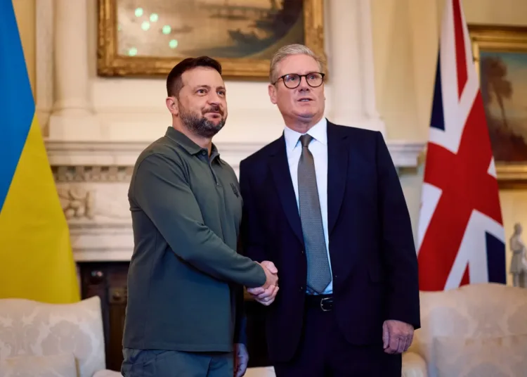 Zelenski y Starmer. Créditos: AFP