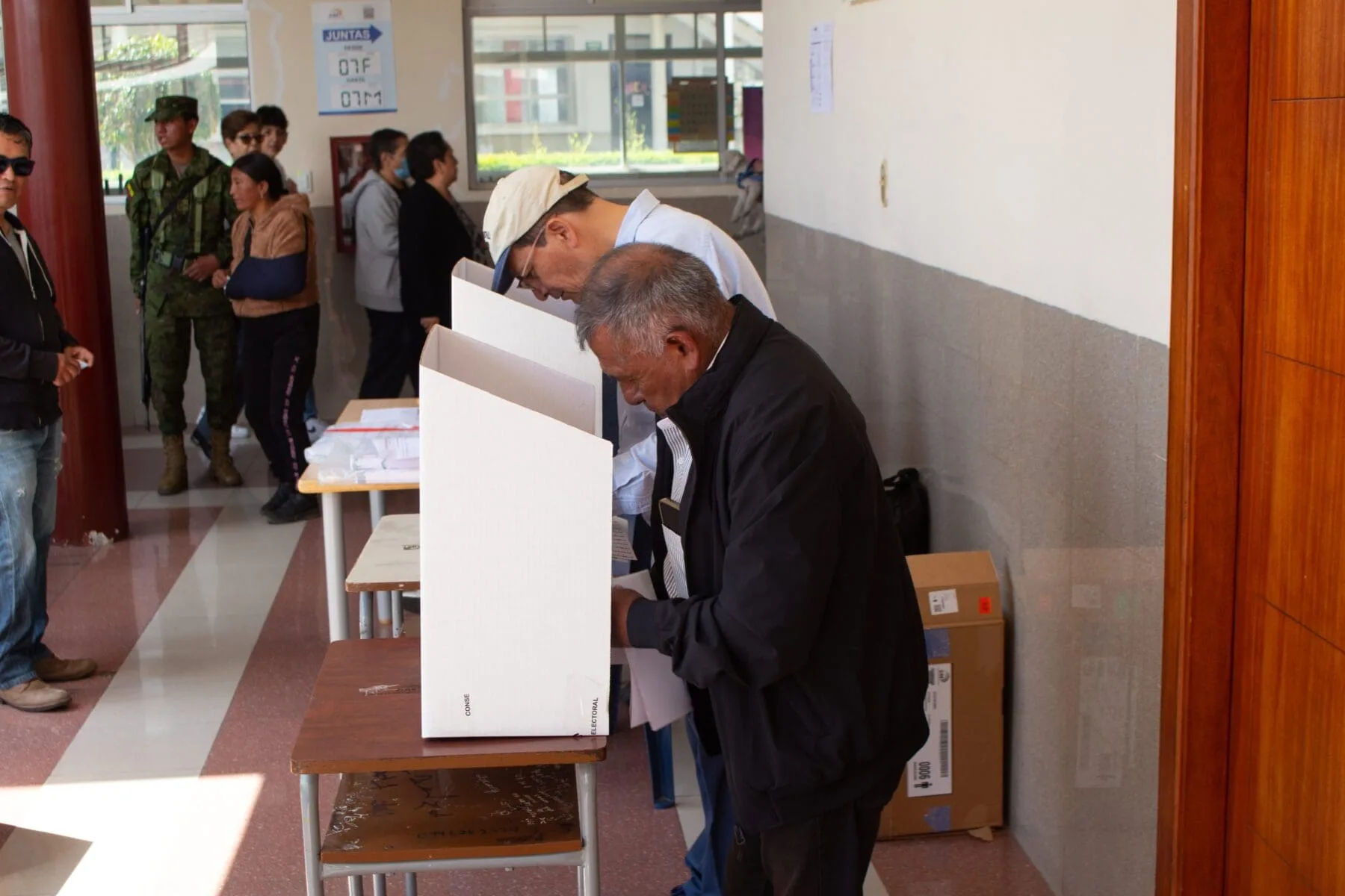 Cobertura – Ecuatorianos acuden a las urnas en “estado de excepción” para definir el futuro de un país golpeado por el crimen organizado