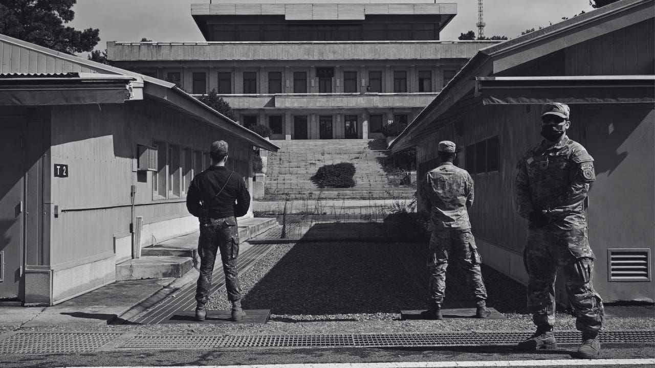 Las Fuerzas Armadas de Corea del Sur despliega helicópteros en la zona desmilitarizada tras incendio y cruce de tropas norcoreanas