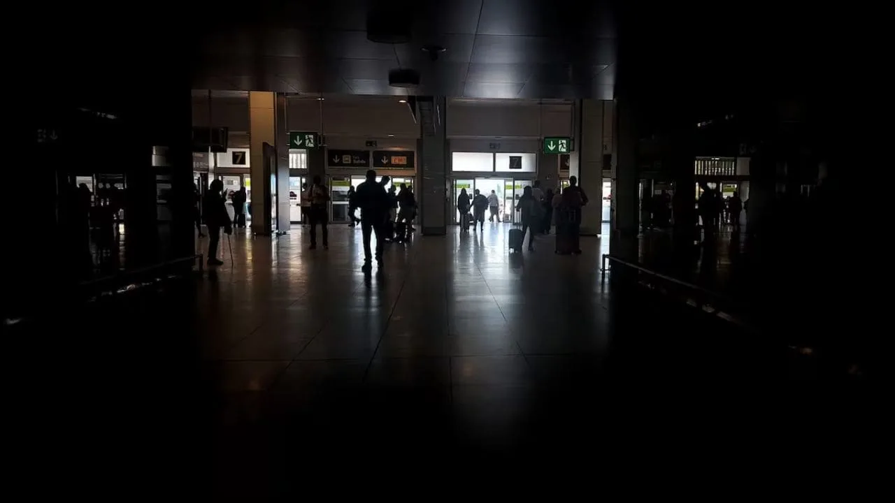 Apagón en España y Portugal causa caos en transporte, comunicaciones y servicios esenciales