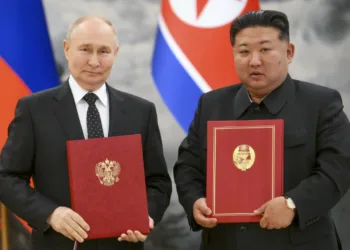 El presidente ruso Vladímir Putin, a la izquierda, y su homólogo norcoreano Kim Jong Un, posan para una fotografía durante una ceremonia de firma de su nueva alianza, el 19 de junio de 2024, en Pyongyang, Corea del Norte. (Kristina Kormilitsyna, Sputnik, Kremlin Pool Foto vía AP, Archivo)