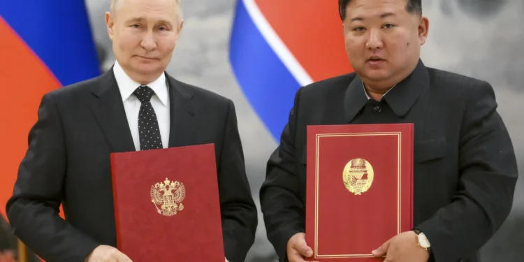 El presidente ruso Vladímir Putin, a la izquierda, y su homólogo norcoreano Kim Jong Un, posan para una fotografía durante una ceremonia de firma de su nueva alianza, el 19 de junio de 2024, en Pyongyang, Corea del Norte. (Kristina Kormilitsyna, Sputnik, Kremlin Pool Foto vía AP, Archivo)