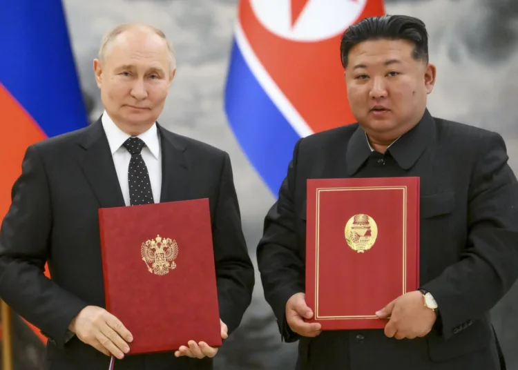 El presidente ruso Vladímir Putin, a la izquierda, y su homólogo norcoreano Kim Jong Un, posan para una fotografía durante una ceremonia de firma de su nueva alianza, el 19 de junio de 2024, en Pyongyang, Corea del Norte. (Kristina Kormilitsyna, Sputnik, Kremlin Pool Foto vía AP, Archivo)