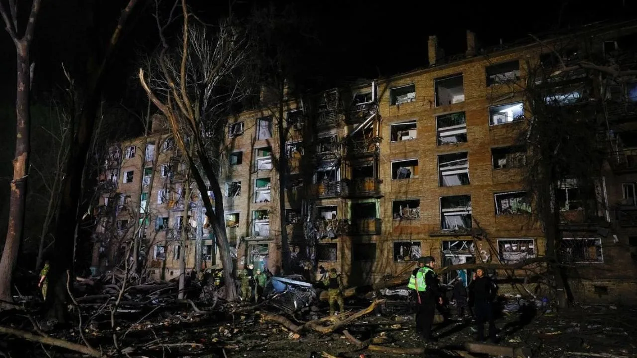 Ataque ruso provoca víctimas en Kiev mientras Trump culpa a Zelenski por frenar negociaciones de paz