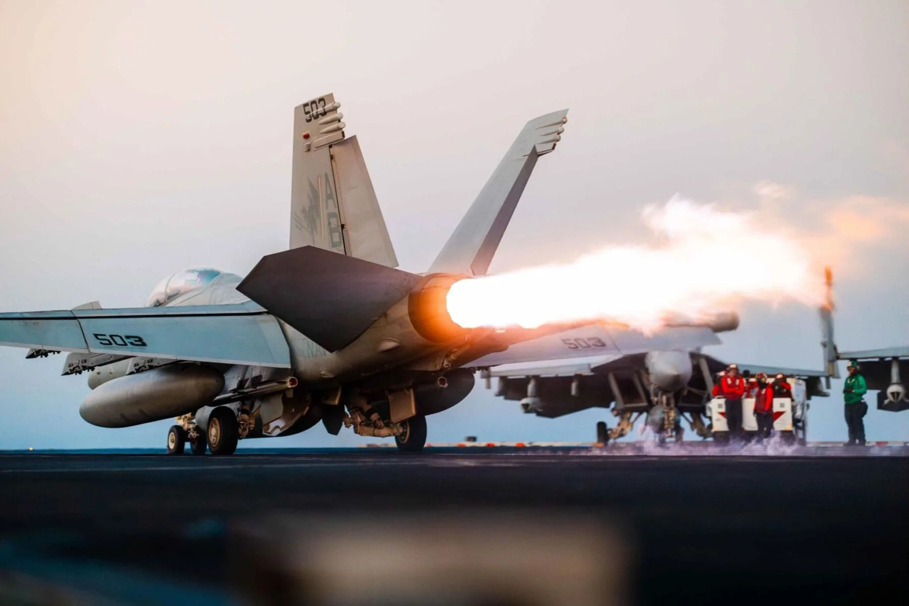 Estados Unidos gasta mil millones de dólares en ataques sin frenar a los hutíes en Yemen