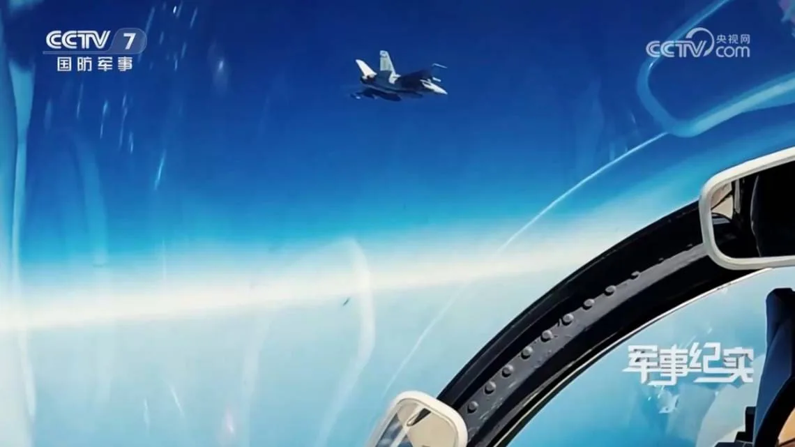 China difunde imágenes de encuentro aéreo con un avión de combate estadounidense en el Indo-Pacífico
