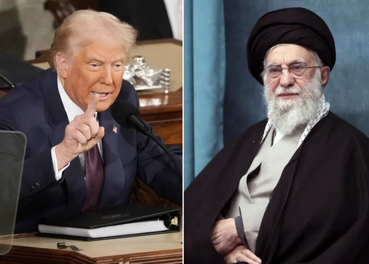 En esta combinación de imágenes, el presidente Donald Trump, izquierda, habla en una sesión conjunta del Congreso en el Capitolio, en Washington, el 4 de marzo de 2025, y un folleto del Líder Supremo, el ayatolá Ali Jamenei, en una ceremonia en Teherán Irán, el 8 de marzo de 2025. (AP Foto/Ben Curtis – Oficina del Líder Supremo Iraní vía AP)