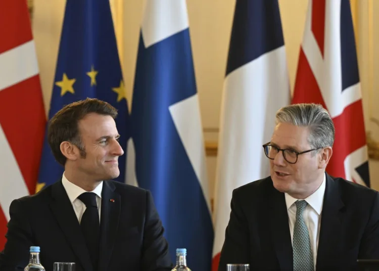 El primer ministro británico Keir Starmer, derecha, y el mandatario francés Emmanuel Macron participan en la cumbre de gobernantes europeos sobre la situación en Ucrania, el domingo 2 de marzo de 2025, en Lancaster House, Londres. (Justin Tallis/Foto compartida vía AP)