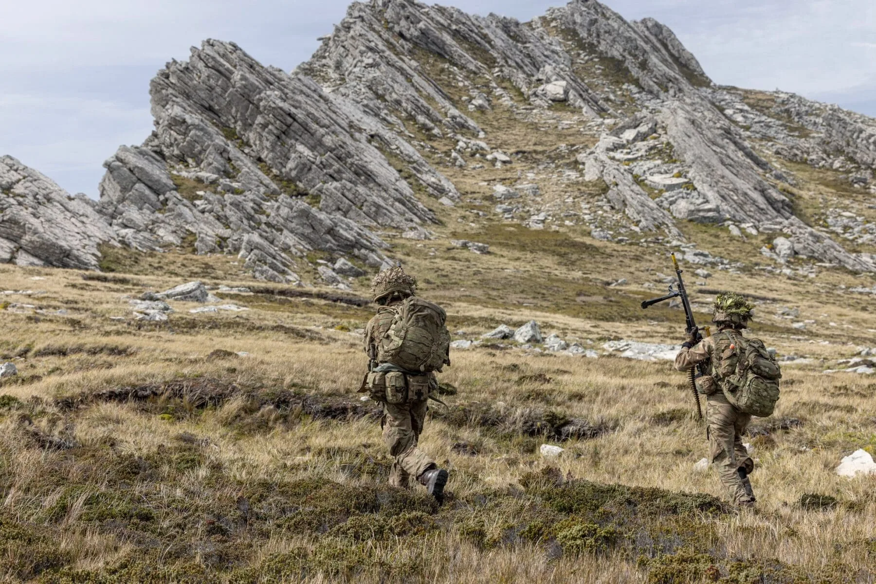 En el marco de la militarización de las Islas Malvinas por parte de Reino Unido, tropas Gurkhas realizaron ejercicios con fuego real y despliegue de drones