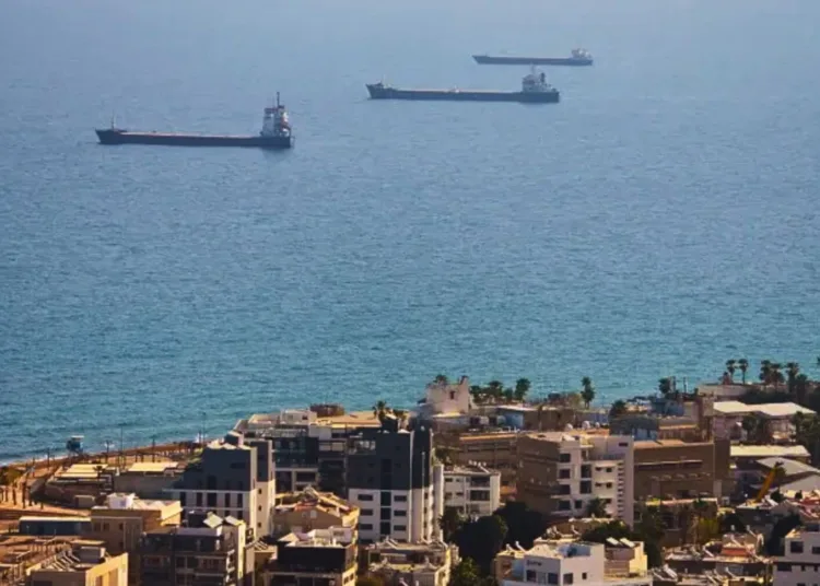 Barcos mercantes esperan frente al puerto de Haifa, en Israel [Archivo: Ariel Schalit/AP].