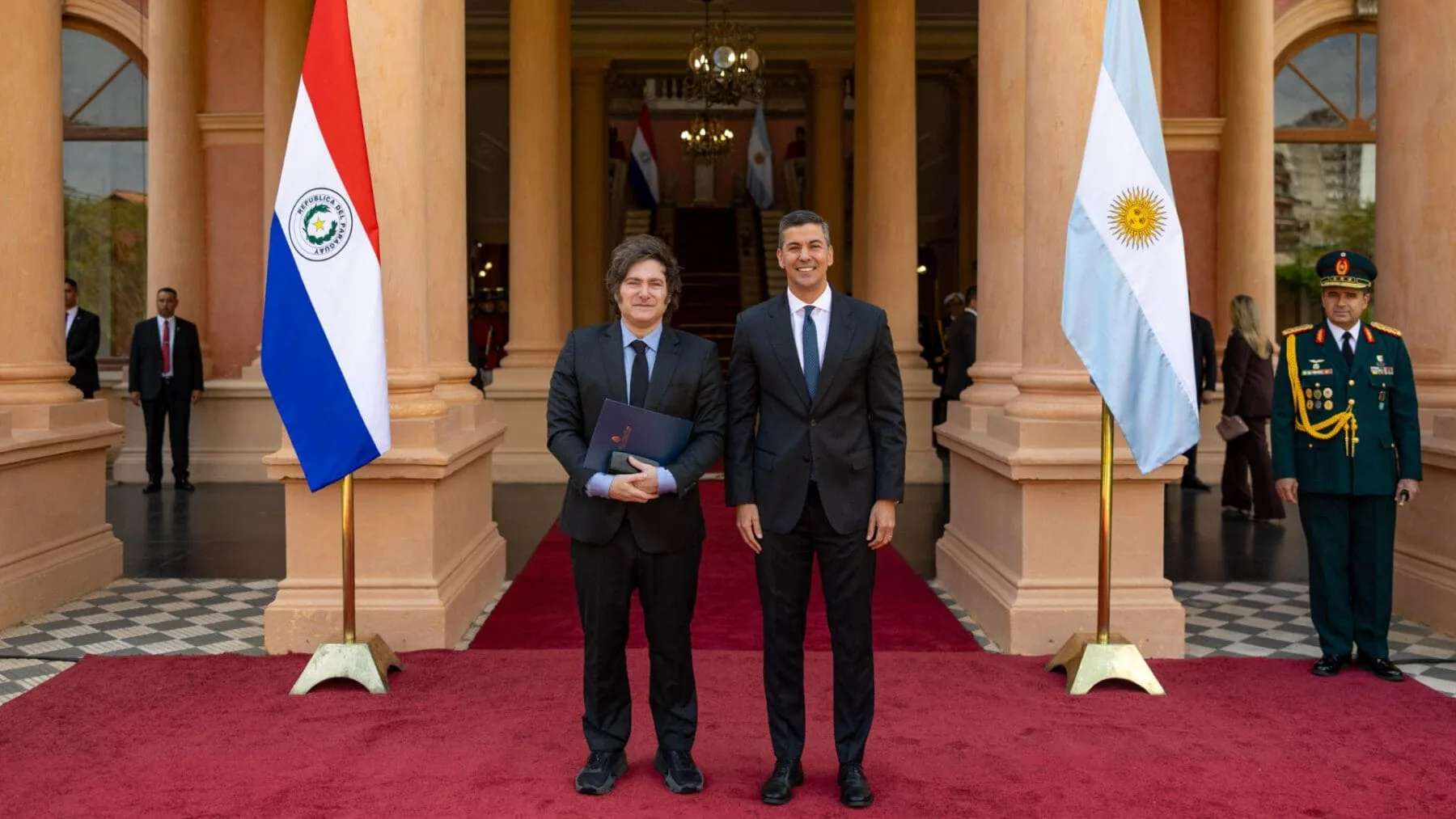 El presidente de Argentina, Javier Milei, junto a su homólogo de Paraguay, Santiago Peña. Archivo.