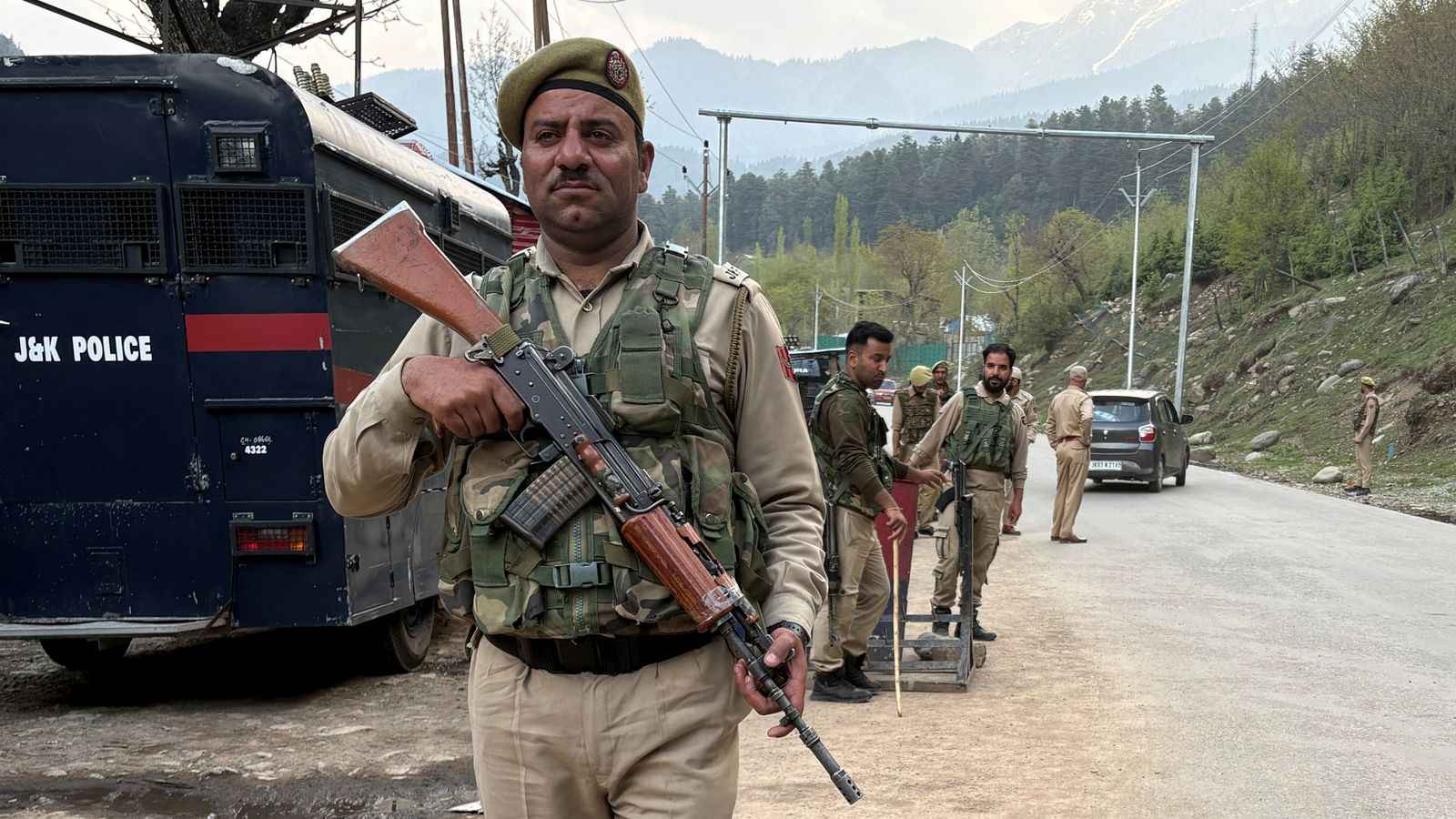 Un ataque terrorista dejó un saldo 20 muertos en la región de Cachemira bajo control de la India