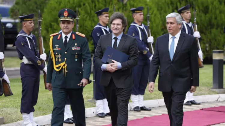 Javier Milei llega al Palacio de López en Asunción, Paraguay, el miércoles 9 de abril de 2025.
Jorge Saenz - AP