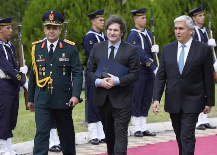 Javier Milei llega al Palacio de López en Asunción, Paraguay, el miércoles 9 de abril de 2025.
Jorge Saenz - AP