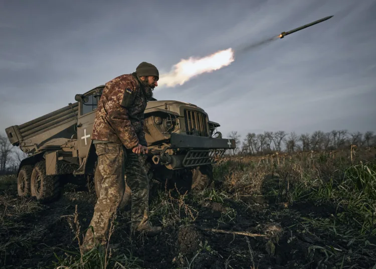El lanzacohetes múltiple Grad del ejército ucraniano dispara cohetes contra posiciones rusas en la línea del frente cerca de Bajmut, región de Donetsk, Ucrania, el jueves 24 de noviembre de 2022. (Foto AP/LIBKOS)