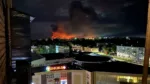Incendio y una densa columna de humo se observan en Pskov, Rusia, el 29 de agosto de 2023, tras un ataque con drones contra un aeropuerto en la región occidental rusa. Créditos: Ostorozhno Novosti/AP