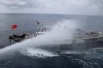 Barco pesquero chino Yue Shen Shan Yu 11366 recibiendo cañones de agua del buque Taichung de la guardia costera taiwanesa. Créditos: Administración de la Guardia Costera, Taiwán