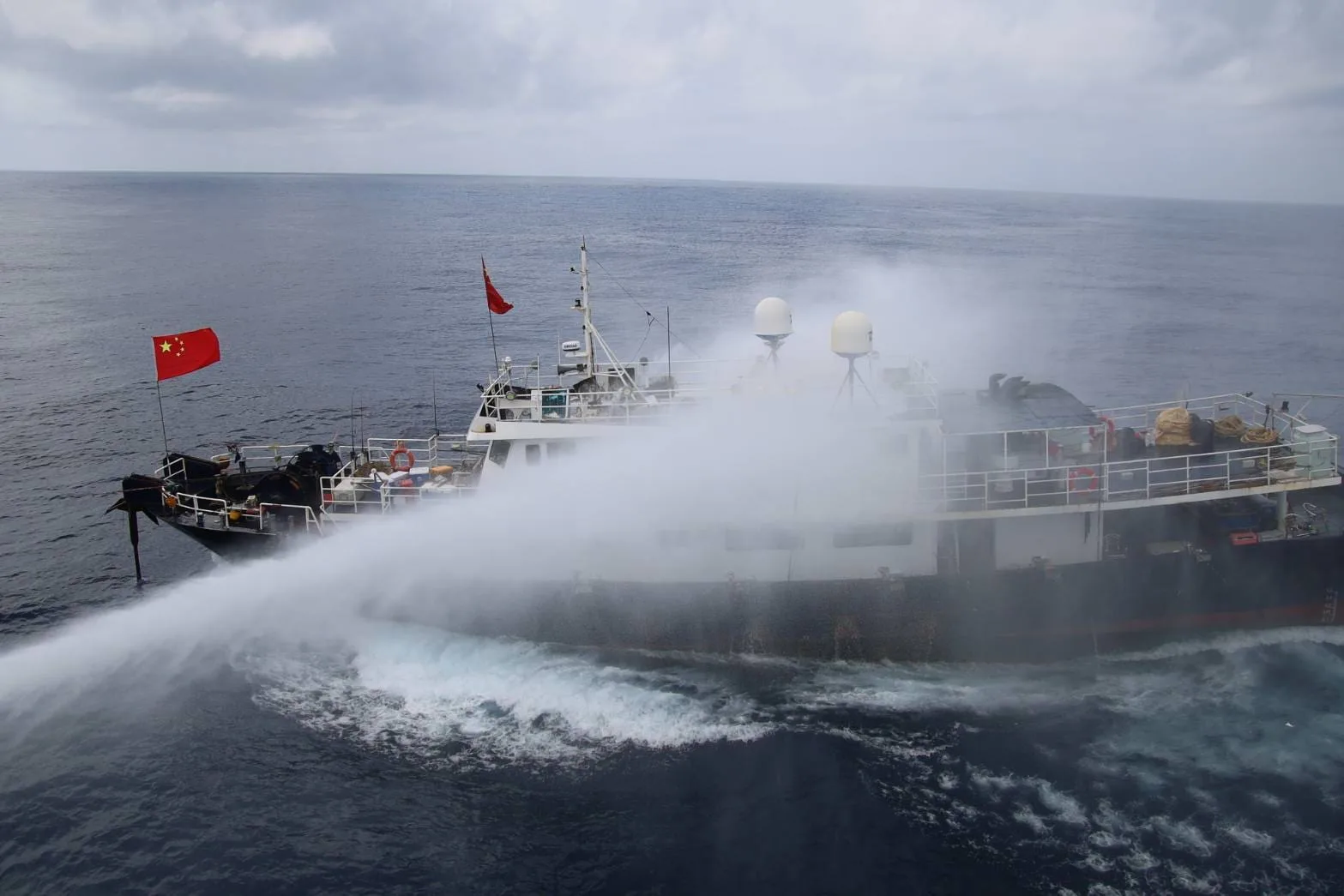 Guardia costera de Taiwán despliega cañón de agua para expulsar barco pesquero chino en el Mar del Sur de China