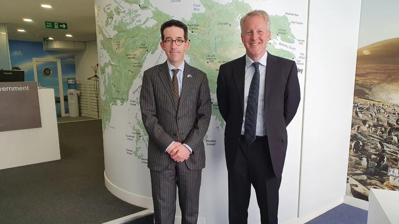 El nuevo embajador británico en Argentina se reunió con representantes de las Islas Malvinas en Londres antes de asumir sus funciones en Buenos Aires