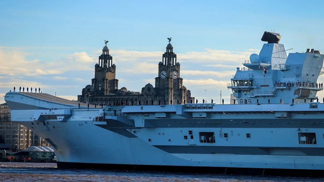 Imágenes satelitales capturan la trayectoria de un portaaviones Británico hacia el Océano Pacífico