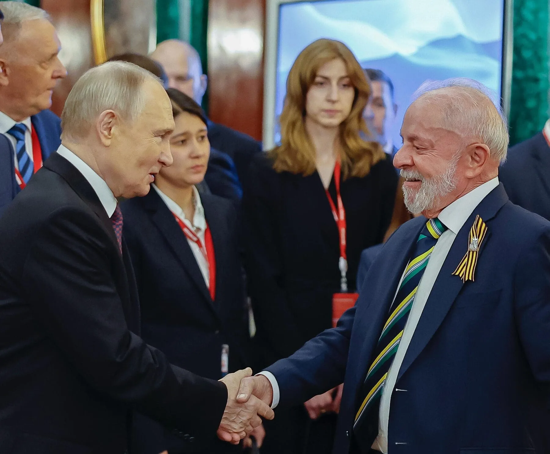 El presidente de Rusia, Vladímir Putin, junto al presidente de Brasil, Luiz Inácio Lula da Silva, en Moscú