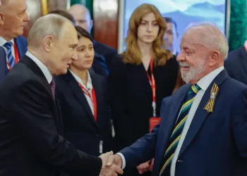 El presidente de Rusia, Vladímir Putin, junto al presidente de Brasil, Luiz Inácio Lula da Silva, en Moscú