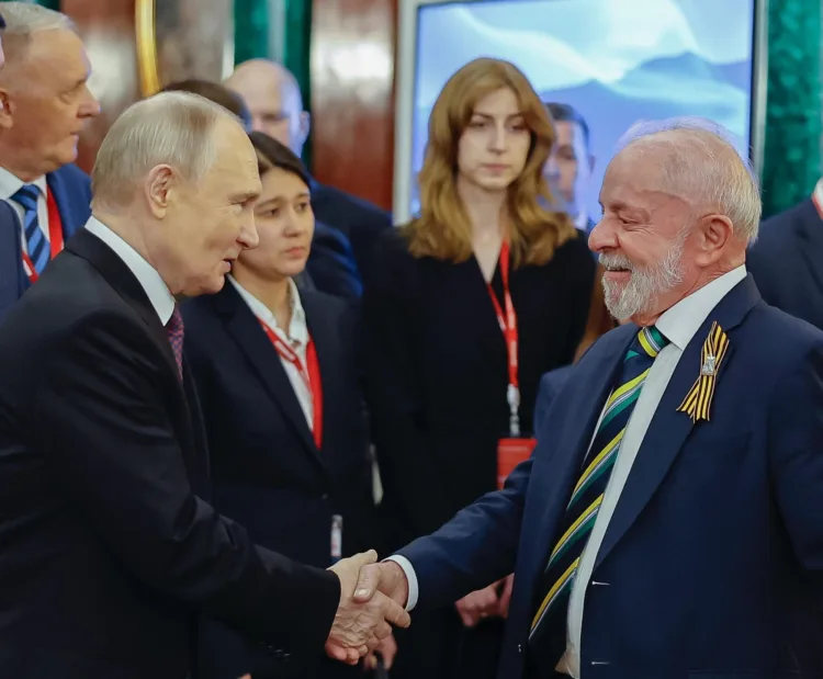 El presidente de Rusia, Vladímir Putin, junto al presidente de Brasil, Luiz Inácio Lula da Silva, en Moscú