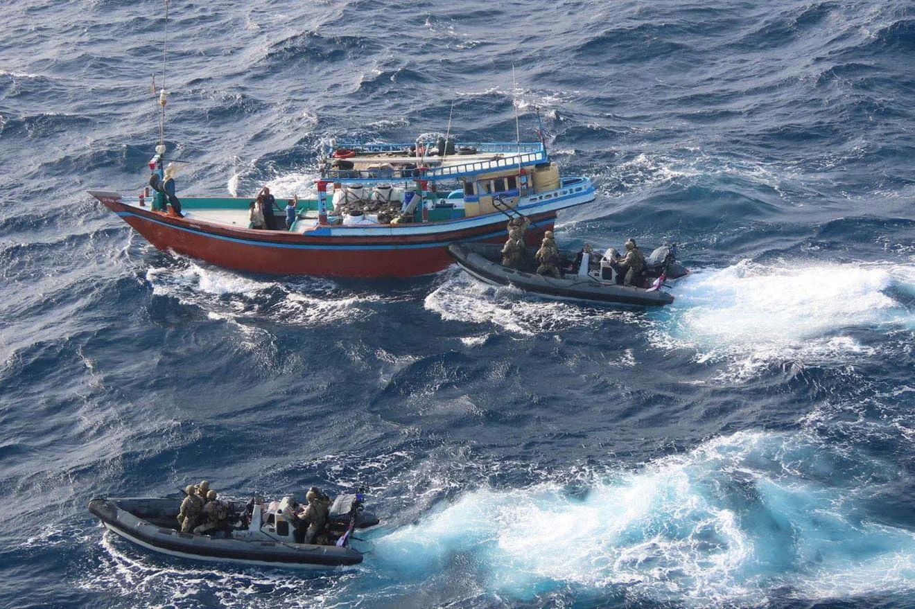 La Real Armada Británica lanza un operativo contra el narcotráfico en Medio Oriente