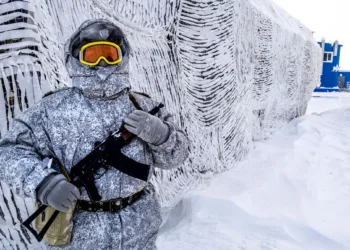 Soldado sostiene una ametralladora mientras patrulla la base militar rusa del norte en la isla Kotelny, más allá del círculo polar ártico, el 3 de abril de 2019. Créditos: Maxime Popov/AFP vía Getty